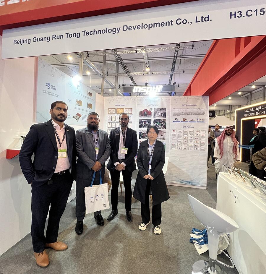 外貿(mào)經(jīng)理與參會(huì)嘉賓合照 外貿(mào)經(jīng)理與參會(huì)嘉賓合照