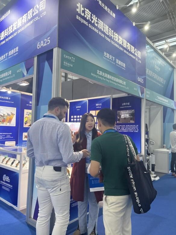 光潤通與國外客戶交流.jpg 光潤通與國外客戶交流.jpg