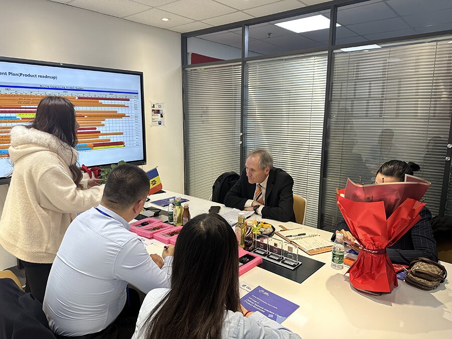 摩爾多瓦駐華大使聽取光潤通未來發展分析報告 摩爾多瓦駐華大使聽取光潤通未來發展分析報告