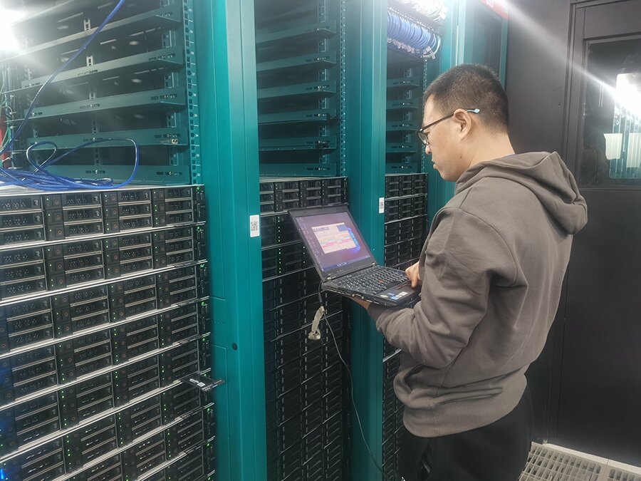 技術(shù)人員對(duì)網(wǎng)卡產(chǎn)品進(jìn)行檢測(cè) 技術(shù)人員對(duì)網(wǎng)卡產(chǎn)品進(jìn)行檢測(cè)