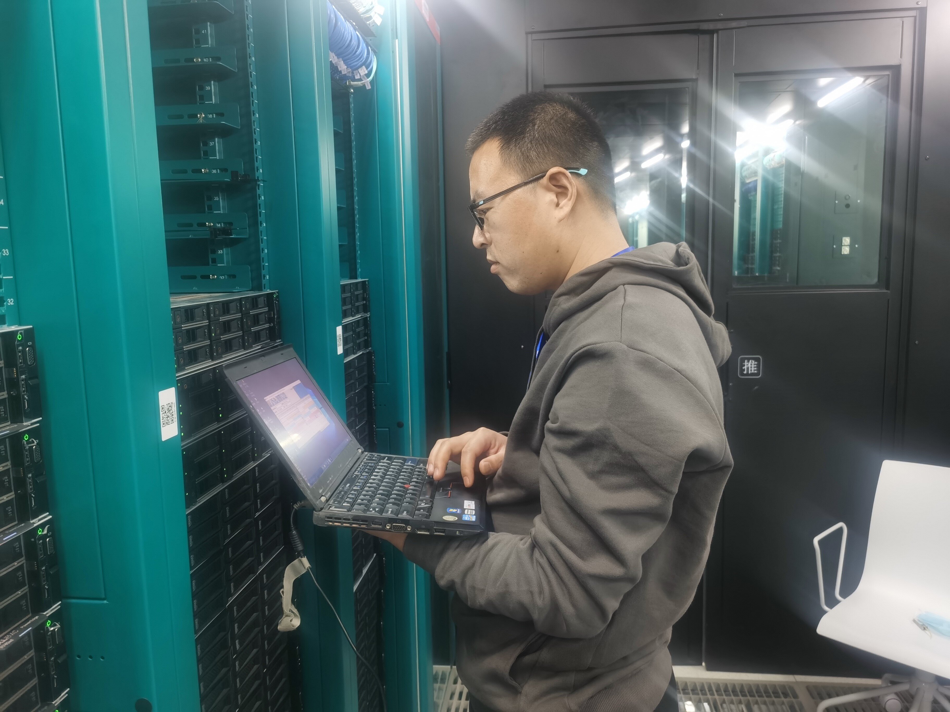 技術人員維護網卡產品 技術人員維護網卡產品